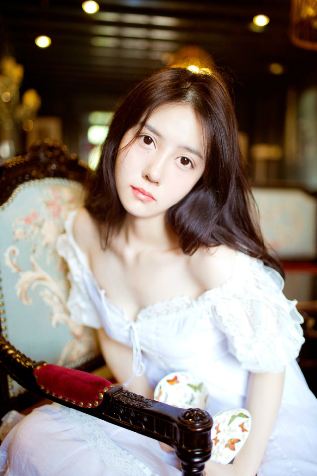 一个喜欢你的人，不会总让你做什么。而是会想着替你做点什么，取悦你才是种喜欢;一个在乎你的人，不会轻易惹你生气，而是害怕失去你，心怀恐惧才是种在乎。爱是付出，被爱是得到。你得到的多，那他是爱你的。你付出得多，那很可能只是单恋而已。不必一味讨好别人，不管走在何处，都不要迷失自己。